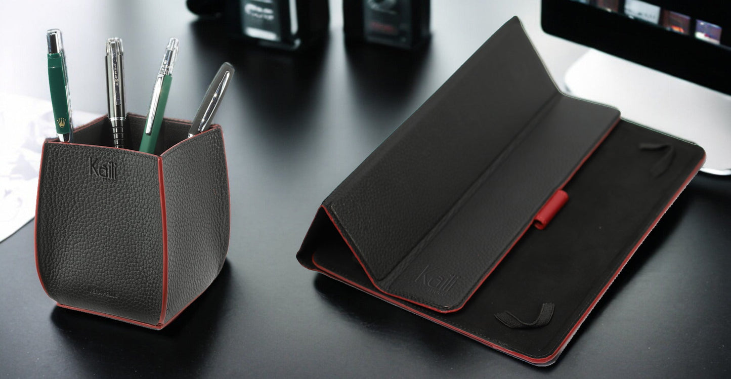 K0032AB | Desk pen holder in genuine full-grain leather. Black with red edges. Dimensions: 8.5 x 8.5 x 12 cm. Packaging: Gift box with lid and bottom.-1