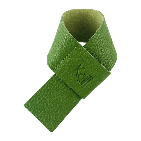 K0010EB | Bottle Drip Tray Made in Italy in Genuine Full-Grain Leather, Dollar Grain - Green. Dimensions: 27 x 4 x 0.5 cm. Packaging: Rigid Gift Box with bottom/lid-1
