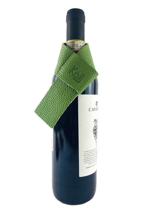 K0010EB | Bottle Drip Tray Made in Italy in Genuine Full-Grain Leather, Dollar Grain - Green. Dimensions: 27 x 4 x 0.5 cm. Packaging: Rigid Gift Box with bottom/lid-0