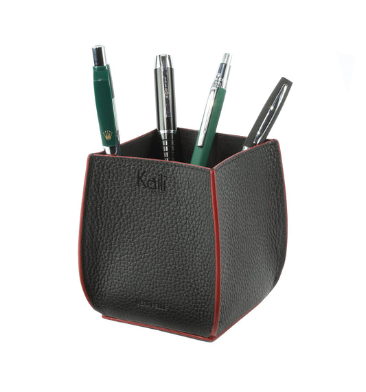 K0032AB | Desk pen holder in genuine full-grain leather. Black with red edges. Dimensions: 8.5 x 8.5 x 12 cm. Packaging: Gift box with lid and bottom.-0