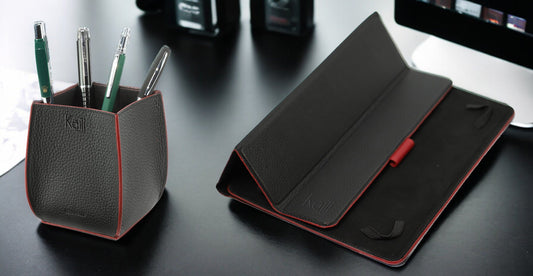 K0032AB | Desk pen holder in genuine full-grain leather. Black with red edges. Dimensions: 8.5 x 8.5 x 12 cm. Packaging: Gift box with lid and bottom.-1
