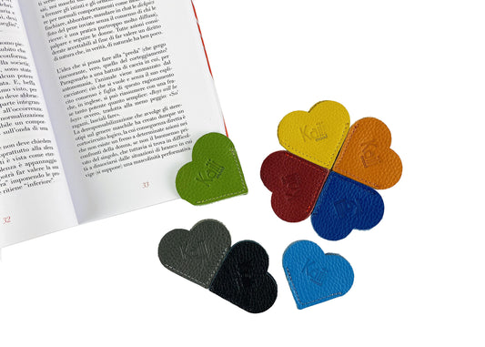 K0038LB | Segnalibro Cuore Made in Italy in Vera Pelle pieno fiore, grana dollaro - Colore Arancione - Dimensioni: cm 6 x 5,5 x 0,5 - Confezione: Gift Box rigido fondo/coperchio-1