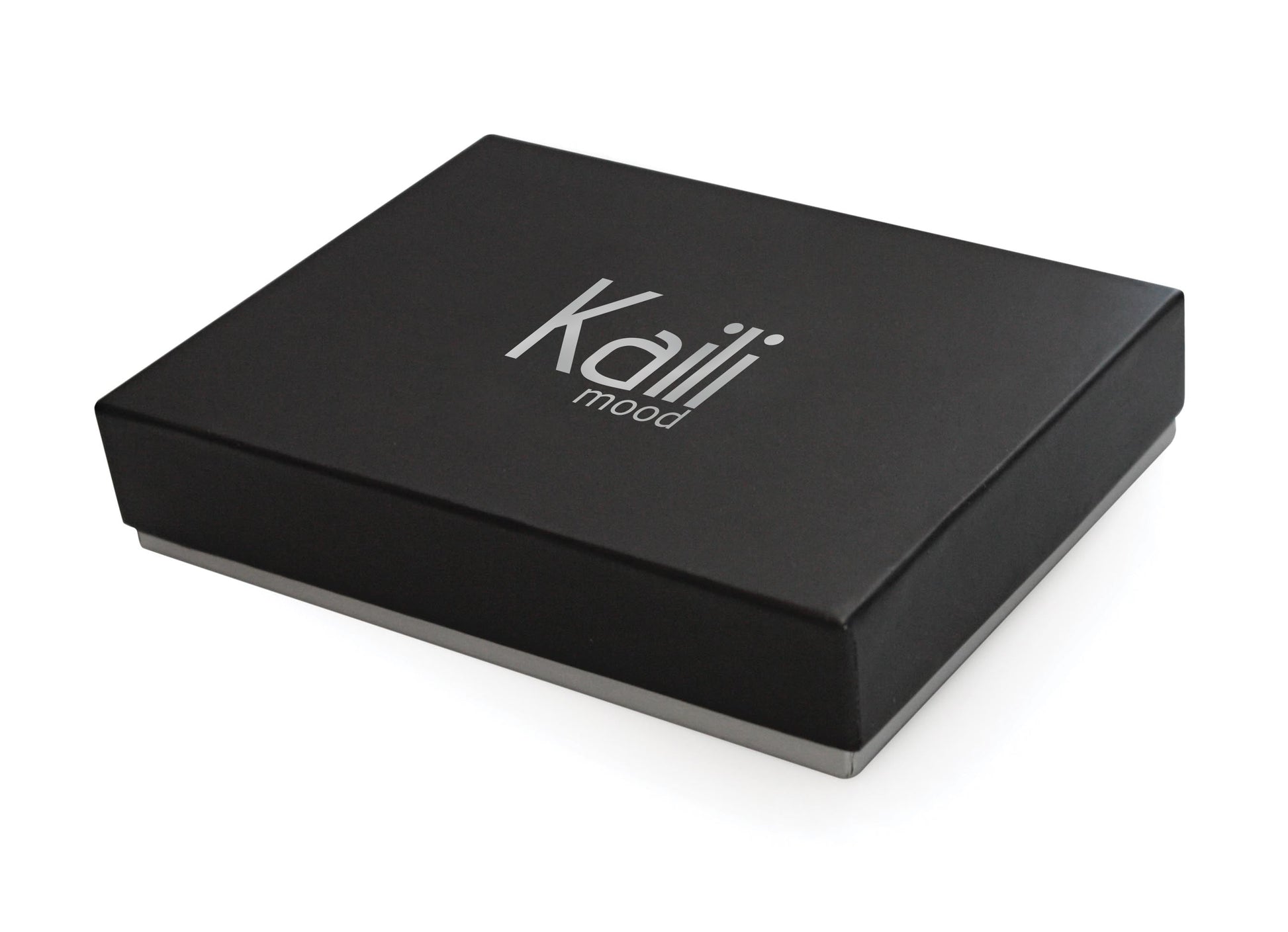 K10603BB | Men's Wallet in Genuine Full-Grain Leather, Milled. Dark Brown Color. Coin Pocket. Closed Dimensions: 12.5 x 9.3 x 1 cm. Packaging: Rigid Gift Box with bottom/lid-3